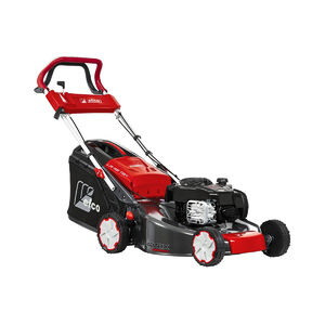 A tologat&oacute;s fűny&iacute;r&oacute;k a legfeljebb 1400 n&eacute;gyzetm&eacute;teres ter&uuml;let gondoz&aacute;s&aacute;t v&eacute;gző mag&aacute;nfelhaszn&aacute;l&oacute;k sz&aacute;m&aacute;ra jelentenek j&oacute; megold&aacute;st. A COMFORT PLUS sz&eacute;ria tervez&eacute;sekor k&uuml;l&ouml;n szempontot jelentettek az ergonomikus megold&aacute;sok &eacute;s a funkcion&aacute;lis formatervez&eacute;s. Az ac&eacute;lh&aacute;zas kivitel fokozza a g&eacute;p stabilit&aacute;s&aacute;t &eacute;s robusztus jelleg&eacute;t. H&aacute;z anyaga ac&eacute;l Hengerűrtartalom 140 cm3 Motor m&aacute;rka/modell Briggs & Stratton sorozat 550E OHV V&aacute;g&aacute;ssz&eacute;less&eacute;g 46 cm Meghajt&aacute;s &ouml;nj&aacute;r&oacute; (3,6 km/h) V&aacute;g&aacute;s&aacute;ll&iacute;t&aacute;s k&ouml;zponti V&aacute;g&aacute;smagass&aacute;g 28 &eacute;s 75 mm k&ouml;z&ouml;tt Kos&aacute;r űrtartalma 70 L Mulcsoz&oacute;/Oldalkidob&oacute; rendelhető/nincs S&uacute;ly 28,4 Kg