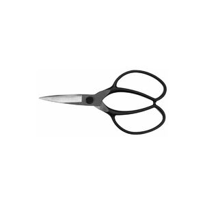 Az Okatsune 201 egy hagyom&aacute;nyos jap&aacute;n bonsai oll&oacute;, amely alkalmas a bonsai nagy pontoss&aacute;g&uacute; form&aacute;z&aacute;s&aacute;ra &eacute;s gondoz&aacute;s&aacute;ra. Ez az oll&oacute; ide&aacute;lis a jap&aacute;nkertben tal&aacute;lhat&oacute; bukszuszok &eacute;s fenyőf&aacute;k form&aacute;z&aacute;s&aacute;hoz is. A hegyes, rendk&iacute;v&uuml;l v&eacute;kony, 55 mm-es peng&eacute;k biztos&iacute;tj&aacute;k, hogy m&eacute;lyen behatolhasson a bokorba, &eacute;s lev&aacute;gja a puha r&eacute;szeket, p&eacute;ld&aacute;ul az &aacute;gakat &eacute;s a leveleket. Az oll&oacute; nem alkalmas kis &aacute;gak v&aacute;g&aacute;s&aacute;ra, ehhez az Okatsune 207 bonsai oll&oacute;t aj&aacute;nljuk ink&aacute;bb. A bonsai őshaz&aacute;j&aacute;ban, Jap&aacute;nban, az Okatsune 201 bonsai oll&oacute; vitathatatlanul a n&deg;1. Az Okatsune 201 bonsai oll&oacute;: &bull; Borotva&eacute;les - mindig tiszta, prec&iacute;z v&aacute;g&aacute;s &bull; Egyszerű kialak&iacute;t&aacute;s az optim&aacute;lis haszn&aacute;lat &eacute;rdek&eacute;ben &bull; Rendk&iacute;v&uuml;l k&ouml;nnyű, m&eacute;gis k&uuml;l&ouml;n&ouml;sen robusztus Az Okatsune 201 bonsai oll&oacute;nak a peng&eacute;i egyedileg kov&aacute;csoltak a legfinomabb IZUMO YASUGI ac&eacute;lb&oacute;l, &eacute;s nagyon magas, 60 - 61 k&ouml;z&ouml;tti Rockwell-kem&eacute;nys&eacute;ggel rendelkeznek. Ennek k&ouml;sz&ouml;nhetően a peng&eacute;k sok&aacute;ig &eacute;lesek maradnak, &eacute;s k&ouml;vetkezetesen tiszta &eacute;s prec&iacute;z v&aacute;g&aacute;st biztos&iacute;tanak, k&uuml;l&ouml;n&ouml;sebb erőfesz&iacute;t&eacute;s n&eacute;lk&uuml;l. Tov&aacute;bb&aacute; az Okatsune a kem&eacute;nys&eacute;get k&uuml;l&ouml;nleges rugalmass&aacute;ggal &ouml;tv&ouml;zi, &iacute;gy a v&aacute;g&oacute;penge mindig az ellenpeng&eacute;vel egy vonalban van, &eacute;s nem t&ouml;rik el. A penge k&eacute;t sz&ouml;gben van k&ouml;sz&ouml;r&uuml;lve, &iacute;gy siklik a f&aacute;ban &eacute;s nem k&aacute;ros&iacute;tja feleslegesen a n&ouml;v&eacute;nyt. Az &uuml;reges k&ouml;sz&ouml;r&uuml;l&eacute;sű penge egyedi alakj&aacute;nak k&ouml;sz&ouml;nhetően a nedv elfolyik a peng&eacute;től, &eacute;s a peng&eacute;k nem v&aacute;lnak sz&eacute;t. A rug&oacute; V alakja biztos&iacute;tja, hogy a v&aacute;g&oacute;erő egyenletesen oszoljon el a rug&oacute; hossz&aacute;ban, &iacute;gy l&aacute;gy z&aacute;r&oacute;d&aacute;st biztos&iacute;t. A peng&eacute;k nagyon k&ouml;nnyen &eacute;lezhetők az Okatsune fenőkővel. Az Okatsune 201 bonsai oll&oacute;hoz egy bőrtok is tartozik.