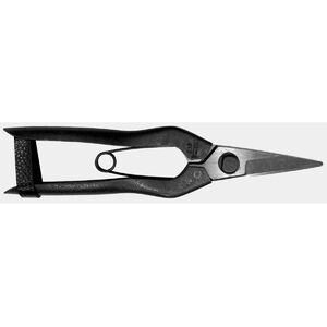 Főbb adatok &ndash; Okatsune 207 Teljes hossz: 190 mm Pengehossz: 45 mm T&ouml;meg: 120 g Pengevastags&aacute;g: 3,3 mm Okatsune 207 &ndash; a ritk&iacute;t&oacute; oll&oacute;k tiszta esszenci&aacute;ja Borotva&eacute;les peng&eacute;k, mindig tiszta v&aacute;g&aacute;s Egyszerű kialak&iacute;t&aacute;s az optim&aacute;lis haszn&aacute;lhat&oacute;s&aacute;g&eacute;rt Ultrak&ouml;nnyű, m&eacute;gis rendk&iacute;v&uuml;l robusztus Az Okatsune 207 jap&aacute;n bonsai-ritk&iacute;t&oacute; oll&oacute; (bonsai basami) peng&eacute;i a legfinomabb IZUMO YASUGI ac&eacute;lb&oacute;l k&eacute;sz&uuml;lnek, &eacute;s rendk&iacute;v&uuml;l magas, 60&ndash;61 HRC Rockwell-kem&eacute;nys&eacute;ggel rendelkeznek. Ennek k&ouml;sz&ouml;nhetően a peng&eacute;k hossz&uacute; ideig megőrzik &eacute;less&eacute;g&uuml;ket, &eacute;s minim&aacute;lis erőfesz&iacute;t&eacute;ssel is tiszta, prec&iacute;z v&aacute;g&aacute;st biztos&iacute;tanak. Az Okatsune a kem&eacute;nys&eacute;get k&uuml;l&ouml;nleges rugalmass&aacute;ggal &ouml;tv&ouml;zi, &iacute;gy a v&aacute;g&oacute;&eacute;l m&eacute;g intenz&iacute;v haszn&aacute;lat ut&aacute;n is t&ouml;k&eacute;letesen illeszkedik az ellenpeng&eacute;hez. A penge k&eacute;t sz&ouml;gben csiszolt, ez&eacute;rt k&ouml;nnyed&eacute;n siklik &aacute;t a f&aacute;n, mik&ouml;zben nem okoz felesleges s&eacute;r&uuml;l&eacute;st a n&ouml;v&eacute;nyben. Az &uuml;reges k&ouml;sz&ouml;r&uuml;l&eacute;s egyedi form&aacute;ja lehetőv&eacute; teszi, hogy a nedv elfolyjon a penge fel&uuml;let&eacute;ről, &iacute;gy a peng&eacute;k nem tapadnak &ouml;ssze &eacute;s nem ny&iacute;lnak sz&eacute;t. A V-alak&uacute; rug&oacute; egyenletesen osztja el a terhel&eacute;st a teljes rug&oacute;hosszon, ami puha, finom z&aacute;r&oacute;d&aacute;st eredm&eacute;nyez.