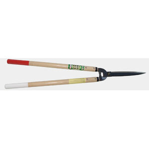 Főbb adatok &ndash; Okatsune 230 Teljes hossz: 780 mm Ny&eacute;lhossz: 500 mm Pengehossz: 200 mm T&ouml;meg: 1050 g Okatsune 230 &ndash; a s&ouml;v&eacute;nyny&iacute;r&oacute;k tiszta esszenci&aacute;ja A rendk&iacute;v&uuml;l &eacute;les peng&eacute;k &eacute;s a hossz&uacute; fa nyelek &aacute;ltal biztos&iacute;tott erőkar lehetőv&eacute; teszi, hogy a legkem&eacute;nyebb &aacute;gakon is erőfesz&iacute;t&eacute;s n&eacute;lk&uuml;l v&aacute;gj &aacute;t &mdash; legyen sz&oacute; idős gyerty&aacute;nr&oacute;l, tűzt&ouml;visről vagy rododendronr&oacute;l. Ugyanakkor a finomabb munk&aacute;khoz &mdash; p&eacute;ld&aacute;ul tuj&aacute;k, puszp&aacute;ng vagy hasonl&oacute; n&ouml;v&eacute;nyek form&aacute;z&aacute;s&aacute;hoz &mdash; is kiv&aacute;l&oacute; v&aacute;laszt&aacute;s. A 207-es &eacute;s 217-es modellekkel ellent&eacute;tben, ahol az &uuml;tk&ouml;ző bal oldalon tal&aacute;lhat&oacute;, az Okatsune 230 integr&aacute;lt &uuml;tk&ouml;zőrendszerrel rendelkezik. A s&ouml;v&eacute;nyny&iacute;r&oacute;k esszenci&aacute;ja Borotva&eacute;les peng&eacute;k, mindig tiszta v&aacute;g&aacute;s Egyszerű kialak&iacute;t&aacute;s az optim&aacute;lis haszn&aacute;lhat&oacute;s&aacute;g&eacute;rt Ultrak&ouml;nnyű, m&eacute;gis rendk&iacute;v&uuml;l robusztus Az Okatsune s&ouml;v&eacute;nyny&iacute;r&oacute;k rendk&iacute;v&uuml;l felhaszn&aacute;l&oacute;bar&aacute;tok, &eacute;s val&oacute;di &eacute;lm&eacute;nyt ny&uacute;jtanak munka k&ouml;zben. A hossz&uacute; nyeleknek &eacute;s a t&ouml;k&eacute;letes egyens&uacute;lynak k&ouml;sz&ouml;nhetően a s&ouml;v&eacute;ny form&aacute;z&aacute;sa pontos, k&ouml;nnyed &eacute;s kontroll&aacute;lt. A jap&aacute;n feh&eacute;r t&ouml;lgyből k&eacute;sz&uuml;lt nyelek kiv&aacute;l&oacute;an csillap&iacute;tj&aacute;k a rezg&eacute;seket, &iacute;gy a hosszabb munka is k&eacute;nyelmes marad. A 200 mm-es penge &eacute;s az 500 mm-es ny&eacute;l kombin&aacute;ci&oacute;ja t&ouml;k&eacute;letes egyens&uacute;lyt &eacute;s elegendő erőt biztos&iacute;t a s&ouml;v&eacute;ny k&ouml;nnyű ny&iacute;r&aacute;s&aacute;hoz &eacute;s az &aacute;gak metsz&eacute;s&eacute;hez. Jap&aacute;n ac&eacute;l, kompromisszummentes teljes&iacute;tm&eacute;ny A jap&aacute;n s&ouml;v&eacute;nyny&iacute;r&oacute;k (Karikomi Basami) peng&eacute;i a legfinomabb IZUMO YASUGI ac&eacute;lb&oacute;l k&eacute;sz&uuml;lnek, &eacute;s rendk&iacute;v&uuml;l magas, 60&ndash;61 HRC Rockwell-kem&eacute;nys&eacute;ggel rendelkeznek. Ez biztos&iacute;tja, hogy a peng&eacute;k hossz&uacute; ideig &eacute;lesek maradjanak, &eacute;s minim&aacute;lis erőfesz&iacute;t&eacute;ssel is tiszta, prec&iacute;z v&aacute;g&aacute;st adjanak. A kem&eacute;nys&eacute;g &eacute;s a k&uuml;l&ouml;nleges rugalmass&aacute;g kombin&aacute;ci&oacute;ja garant&aacute;lja, hogy a v&aacute;g&oacute;&eacute;l m&eacute;g intenz&iacute;v haszn&aacute;lat ut&aacute;n is t&ouml;k&eacute;letesen illeszkedik az ellenpeng&eacute;hez. A peng&eacute;k nagyon k&ouml;nnyen &eacute;lezhetők az Okatsune fenőkővel.