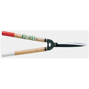 Főbb adatok &ndash; Okatsune 231 Teljes hossz: 570 mm Ny&eacute;lhossz: 300 mm Pengehossz: 200 mm T&ouml;meg: 807 g Okatsune 231 &ndash; a s&ouml;v&eacute;nyny&iacute;r&oacute;k tiszta esszenci&aacute;ja A rendk&iacute;v&uuml;l &eacute;les peng&eacute;k &eacute;s a hossz&uacute; fa nyelek &aacute;ltal biztos&iacute;tott erőkar lehetőv&eacute; teszi, hogy a legkem&eacute;nyebb &aacute;gakon is erőfesz&iacute;t&eacute;s n&eacute;lk&uuml;l v&aacute;gj &aacute;t. Ugyanilyen j&oacute;l teljes&iacute;t a finomabb munk&aacute;kn&aacute;l is: a s&ouml;v&eacute;ny form&aacute;z&aacute;sa, alak&iacute;t&aacute;sa k&ouml;nnyed, pontos &eacute;s kontroll&aacute;lt. A jap&aacute;n feh&eacute;r t&ouml;lgy nyelek kiv&aacute;l&oacute;an csillap&iacute;tj&aacute;k a rezg&eacute;seket, &iacute;gy a haszn&aacute;lata hosszabb munka sor&aacute;n is k&eacute;nyelmes marad. A 200 mm-es penge &eacute;s a 300 mm-es ny&eacute;l kombin&aacute;ci&oacute;ja t&ouml;k&eacute;letes egyens&uacute;lyt &eacute;s elegendő erőt biztos&iacute;t a s&ouml;v&eacute;ny k&ouml;nnyű ny&iacute;r&aacute;s&aacute;hoz &eacute;s az &aacute;gak metsz&eacute;s&eacute;hez. A 216-os &eacute;s 217-es modellekkel ellent&eacute;tben, ahol az &uuml;tk&ouml;ző bal oldalon tal&aacute;lhat&oacute;, az Okatsune 231 integr&aacute;lt &uuml;tk&ouml;zőrendszerrel rendelkezik. A s&ouml;v&eacute;nyny&iacute;r&oacute;k esszenci&aacute;ja Borotva&eacute;les peng&eacute;k, mindig tiszta v&aacute;g&aacute;s Egyszerű kialak&iacute;t&aacute;s az optim&aacute;lis haszn&aacute;lhat&oacute;s&aacute;g&eacute;rt Ultrak&ouml;nnyű, m&eacute;gis rendk&iacute;v&uuml;l robusztus Jap&aacute;n ac&eacute;l, kompromisszummentes teljes&iacute;tm&eacute;ny A jap&aacute;n s&ouml;v&eacute;nyny&iacute;r&oacute;k (Karikomi Basami) peng&eacute;i a legfinomabb IZUMO YASUGI ac&eacute;lb&oacute;l k&eacute;sz&uuml;lnek, &eacute;s rendk&iacute;v&uuml;l magas, 60&ndash;61 HRC Rockwell-kem&eacute;nys&eacute;ggel rendelkeznek. Ez biztos&iacute;tja, hogy a peng&eacute;k hossz&uacute; ideig &eacute;lesek maradjanak, &eacute;s minim&aacute;lis erőfesz&iacute;t&eacute;ssel is tiszta, prec&iacute;z v&aacute;g&aacute;st adjanak. A kem&eacute;nys&eacute;g &eacute;s a k&uuml;l&ouml;nleges rugalmass&aacute;g kombin&aacute;ci&oacute;ja garant&aacute;lja, hogy a v&aacute;g&oacute;&eacute;l m&eacute;g intenz&iacute;v haszn&aacute;lat ut&aacute;n is t&ouml;k&eacute;letesen illeszkedik az ellenpeng&eacute;hez. A peng&eacute;k nagyon k&ouml;nnyen &eacute;lezhetők az Okatsune fenőkővel.