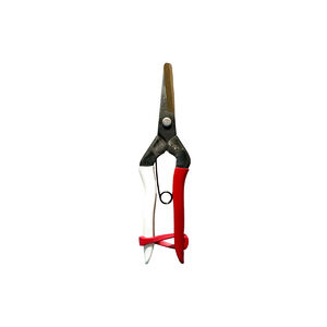 Főbb adatok &ndash; Okatsune 306 Teljes hossz: 193 mm Pengehossz: 45 mm T&ouml;meg: 118 g Pengevastags&aacute;g: 2,3 mm Okatsune 306 &ndash; a ritk&iacute;t&oacute; oll&oacute;k tiszta esszenci&aacute;ja Borotva&eacute;les peng&eacute;k, mindig tiszta v&aacute;g&aacute;s Egyszerű kialak&iacute;t&aacute;s az optim&aacute;lis haszn&aacute;lhat&oacute;s&aacute;g&eacute;rt Ultrak&ouml;nnyű, m&eacute;gis rendk&iacute;v&uuml;l robusztus Az Okatsune 306 jap&aacute;n ritk&iacute;t&oacute; oll&oacute; (Mekiri Basami) peng&eacute;i a legfinomabb IZUMO YASUGI ac&eacute;lb&oacute;l k&eacute;sz&uuml;lnek, &eacute;s rendk&iacute;v&uuml;l magas, 59&ndash;60 HRC Rockwell-kem&eacute;nys&eacute;ggel rendelkeznek. Ennek k&ouml;sz&ouml;nhetően a peng&eacute;k hossz&uacute; ideig &eacute;lesek maradnak, &eacute;s minim&aacute;lis erőfesz&iacute;t&eacute;ssel is tiszta, prec&iacute;z v&aacute;g&aacute;st biztos&iacute;tanak. Az Okatsune a kem&eacute;nys&eacute;get k&uuml;l&ouml;nleges rugalmass&aacute;ggal &ouml;tv&ouml;zi, &iacute;gy a v&aacute;g&oacute;&eacute;l m&eacute;g intenz&iacute;v haszn&aacute;lat ut&aacute;n is t&ouml;k&eacute;letesen illeszkedik az ellenpeng&eacute;hez. A sz&eacute;lesebb, egyoldalas &eacute;lez&eacute;sű peng&eacute;k merevebbek, mint a hegyes v&aacute;ltozatok, &eacute;s erősebb cs&uacute;cspontot biztos&iacute;tanak. Az &uuml;reges k&ouml;sz&ouml;r&uuml;l&eacute;s egyedi form&aacute;ja lehetőv&eacute; teszi, hogy a nedv elfolyjon a penge fel&uuml;let&eacute;ről, &iacute;gy a peng&eacute;k nem tapadnak &ouml;ssze &eacute;s nem ny&iacute;lnak sz&eacute;t. A V-alak&uacute; rug&oacute; egyenletesen osztja el a terhel&eacute;st a teljes rug&oacute;hosszon, ami puha, finom z&aacute;r&oacute;d&aacute;st eredm&eacute;nyez. Fontos megjegyezni, hogy az Okatsune 306 nem alkalmas kem&eacute;ny, f&aacute;s sz&aacute;rak v&aacute;g&aacute;s&aacute;ra. Ezekhez a feladatokhoz az Okatsune 307 a megfelelő v&aacute;laszt&aacute;s.