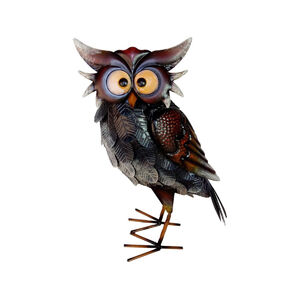 A dekorat&iacute;vMAGICHOMEbagoly egy jellegzetes &eacute;s eredeti kieg&eacute;sz&iacute;tő, amely mind belt&eacute;ren, mind k&uuml;lt&eacute;ren kitűnik. M&eacute;retei23 &times; 15 &times; 40,5 cmel&eacute;g nagyok ahhoz, hogy r&eacute;szletes kialak&iacute;t&aacute;s&aacute;val felh&iacute;vja mag&aacute;ra a figyelmet, ugyanakkor misztikus &eacute;s term&eacute;szetes hangulatot var&aacute;zsoljon a t&eacute;rbe. Aminős&eacute;gi f&eacute;mbőlk&eacute;sz&uuml;lt dekor&aacute;ci&oacute;finoman faragott f&eacute;mtollakkalrendelkezik, amelyek val&oacute;s&aacute;ghű hat&aacute;st keltenek. anagy, kifejező szemek&eacute;s a hegyes f&uuml;lek jellegzetes megjelen&eacute;st k&ouml;lcs&ouml;n&ouml;znek neki, abarna, bronz &eacute;s fekete &aacute;rnyalatokkombin&aacute;ci&oacute;ja pedig hiteles &eacute;s eleg&aacute;ns megjelen&eacute;st k&ouml;lcs&ouml;n&ouml;z. A stabil f&eacute;ml&aacute;bak&aacute;ll&oacute;s&aacute;got biztos&iacute;tanak a legk&uuml;l&ouml;nb&ouml;zőbb fel&uuml;leteken, &iacute;gy elhelyezheted belt&eacute;rben, a teraszon, a kertben vagy a bej&aacute;rati ajt&oacute; mellett.