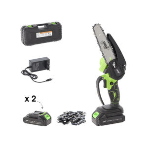 Ez az akkumul&aacute;toros metszőfűr&eacute;sz ide&aacute;lis f&aacute;k, &aacute;gak ny&iacute;r&aacute;s&aacute;hoz &eacute;s &aacute;ltal&aacute;nos kerti munk&aacute;khoz. A fűr&eacute;sz kialak&iacute;t&aacute;sa a szabad &eacute;s k&ouml;nnyű kezel&eacute;shez lett igaz&iacute;tva. K&ouml;nnyű fel&eacute;p&iacute;t&eacute;s&eacute;nek &eacute;s ergonomikus form&aacute;j&aacute;nak k&ouml;sz&ouml;nhetően k&ouml;nnyed&eacute;n v&aacute;ghat mindent a kertj&eacute;ben. L&aacute;ncvezető hossza: 15 cm L&aacute;nc sebess&eacute;ge: 8 m/s A k&eacute;szlet tartalmazza: T&ouml;ltő +2 x 1500 mAh akkumul&aacute;tor + műa. szersz&aacute;mos t&aacute;ska